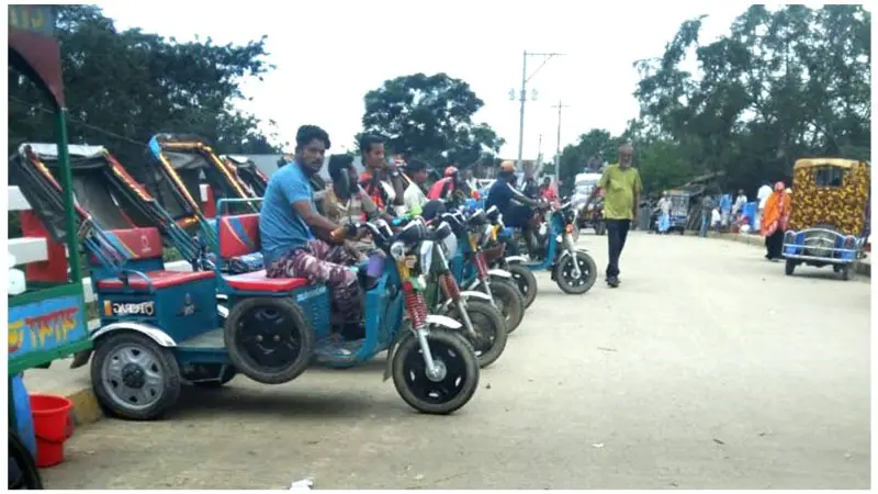 সেতুর ওপর অবৈধ অটোরিকশা স্ট্যান্ড, যানজটে নাকাল জনজীবন
