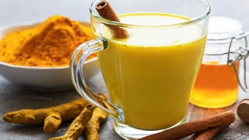 রাতে ঘুমের আগে খান হলুদ দুধ- ত্বক, হজম, মন সব কিছুতেই মিলবে উপকার
