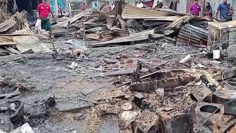 মুলাদীতে ভয়াবহ অগ্নিকাণ্ড, ২৭ দোকান পুড়ে ছাই মুলাদীতে ভয়াবহ অগ্নিকাণ্ড, ২৭ দোকান পুড়ে ছাই
