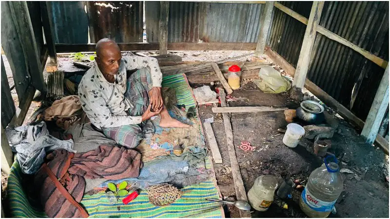 জীর্ণ ঘরে ভারসাম্যহীন আব্দুর রহমানের মানবেতর জীবন জীর্ণ ঘরে ভারসাম্যহীন আব্দুর রহমানের মানবেতর জীবন