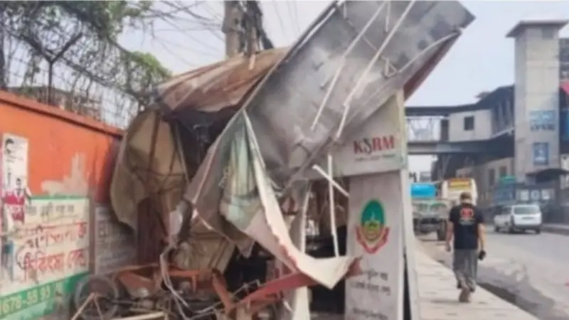 ট্রাকের ধাক্কায় দুমড়ে-মুচড়ে গেল ট্রাফিক বক্স, আহত ২