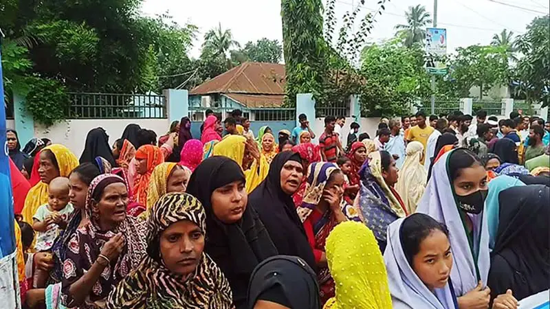 ঠাকুরগাঁওয়ে সেতুর দাবিতে সংসদ সদস্যের বাস ভবন ঘেরাও ঠাকুরগাঁওয়ে সেতুর দাবিতে সংসদ সদস্যের বাস ভবন ঘেরাও