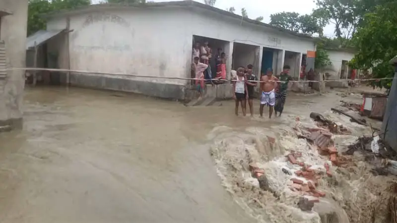 অস্বাভাবিক জোয়ারে পানিবন্দি ২০ হাজার লোক অস্বাভাবিক জোয়ারে পানিবন্দি ২০ হাজার লোক