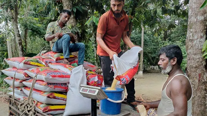এক যুগ ধরে ঈদ উপহার হিসেবে চাল বিতরণ করেন কাউন্সিলর নজরুল এক যুগ ধরে ঈদ উপহার হিসেবে চাল বিতরণ করেন কাউন্সিলর নজরুল