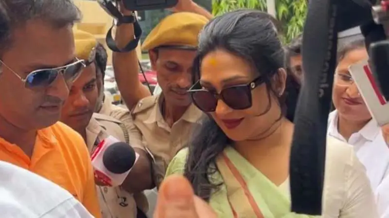ইডি দপ্তরে হাজির হলেন ঋতুপর্ণা ইডি দপ্তরে হাজির হলেন ঋতুপর্ণা