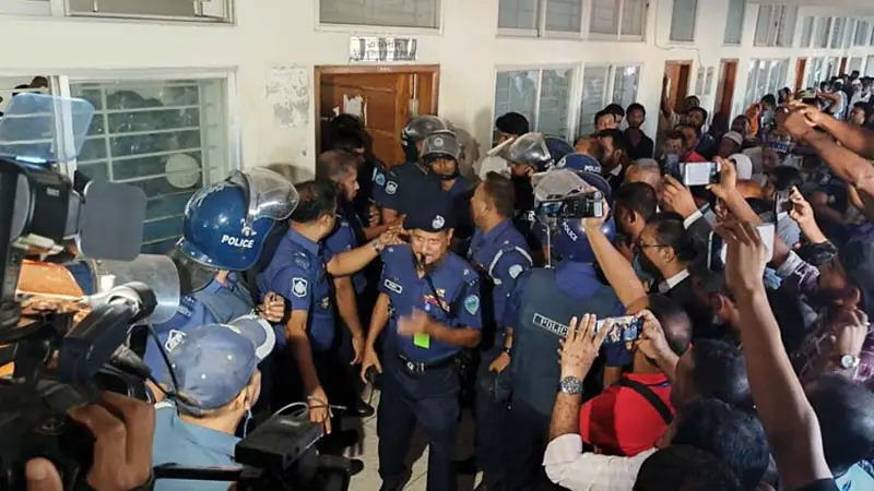 সাবেক আইজিপি শহিদুল হক রিমান্ডে সাবেক আইজিপি শহিদুল হক রিমান্ডে