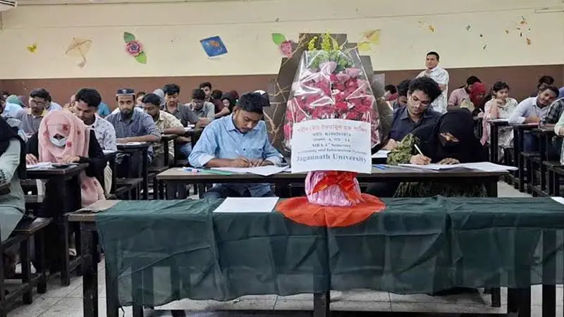 শহীদ সাজিদের আসনে জাতীয় পতাকা ও ফুল! শহীদ সাজিদের আসনে জাতীয় পতাকা ও ফুল!