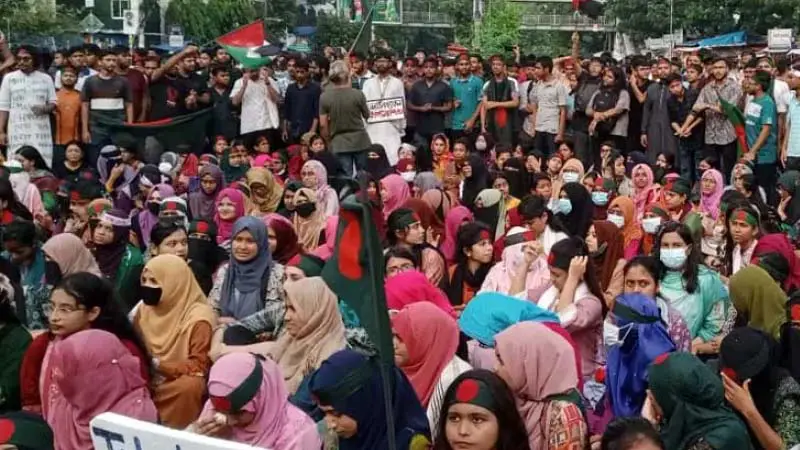 কোটা সংস্কারের দাবি: শাহবাগ মোড় অবরোধ কোটা সংস্কারের দাবি: শাহবাগ মোড় অবরোধ