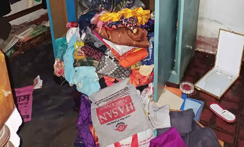 শিবির সভাপতির বাড়িতে ভয়াবহ ডাকাতি, অচেতন করে লুট ২৫ লক্ষ টাকার মালামাল শিবির সভাপতির বাড়িতে ভয়াবহ ডাকাতি, অচেতন করে লুট ২৫ লক্ষ টাকার মালামাল