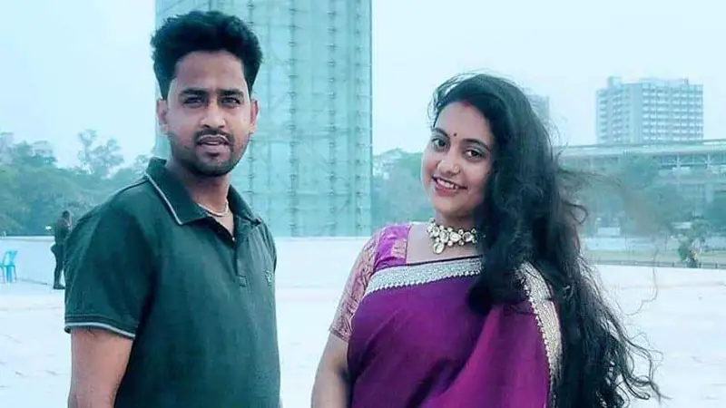 স্বামীর মোটরবাইক থেকে ছিটকে প্রাণ গেল স্ত্রীর স্বামীর মোটরবাইক থেকে ছিটকে প্রাণ গেল স্ত্রীর