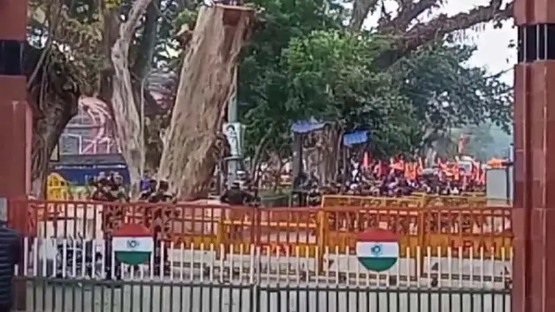 পতাকা ‘অবমাননার’ প্রতিবাদে ভারতের পেট্রাপোল সীমান্তে সমাবেশ! পতাকা ‘অবমাননার’ প্রতিবাদে ভারতের পেট্রাপোল সীমান্তে সমাবেশ!