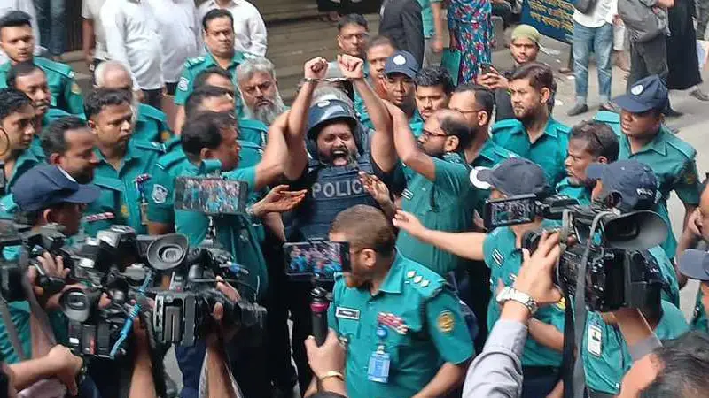 আদালতেই ‘জয় বাংলা’ স্লোগান দিলো সোলায়মান সেলিম আদালতেই ‘জয় বাংলা’ স্লোগান দিলো সোলায়মান সেলিম