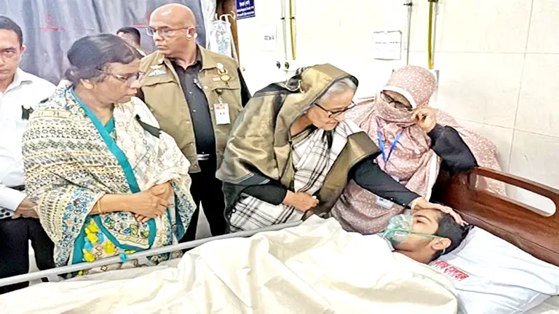 আহতদের শয্যাপাশে প্রধানমন্ত্রী আহতদের শয্যাপাশে প্রধানমন্ত্রী