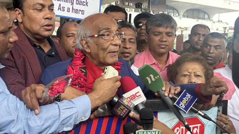 দীর্ঘ ছয় বছর পর দেশে ফিরলেন সাংবাদিক শফিক রেহমান