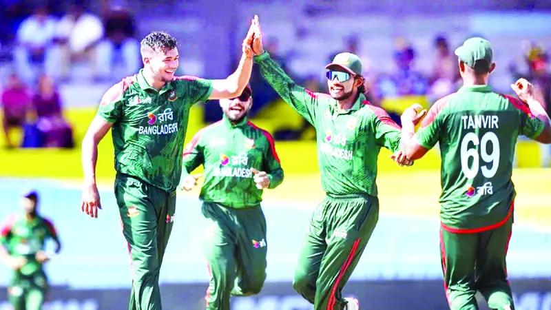 বোলিং ঝলকের পর ব্যাটিং ব্যর্থতা