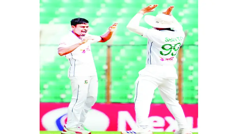 বোলারদের পর বেহাল ব্যাটাররাও বোলারদের পর বেহাল ব্যাটাররাও