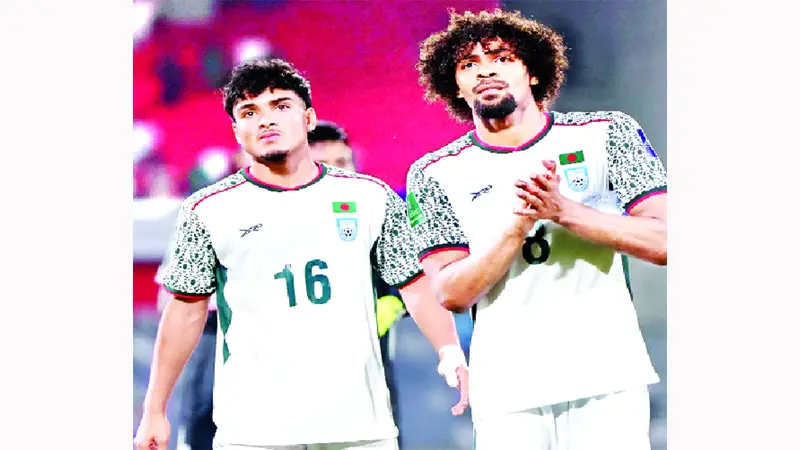 উন্মাদনার মঞ্চে দাঁড়িয়ে আশার হাতছানি উন্মাদনার মঞ্চে দাঁড়িয়ে আশার হাতছানি