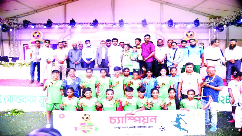 শিরোপার হাসি রংপুর ও রাজশাহী বিভাগের শিরোপার হাসি রংপুর ও রাজশাহী বিভাগের