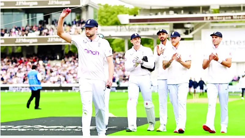 আগুন বোলিংয়ে রঙিন অভিষেক আগুন বোলিংয়ে রঙিন অভিষেক
