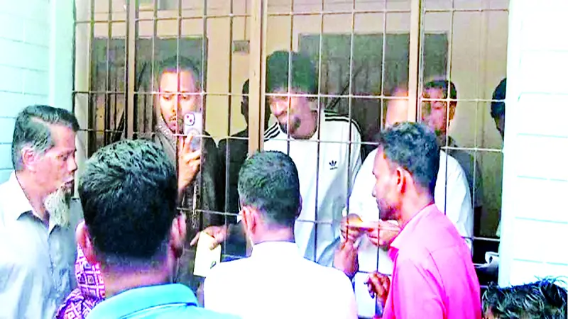 গ্রামের মানুষদের ‘ঈদ উপহার’ দিলেন হামজা গ্রামের মানুষদের ‘ঈদ উপহার’ দিলেন হামজা