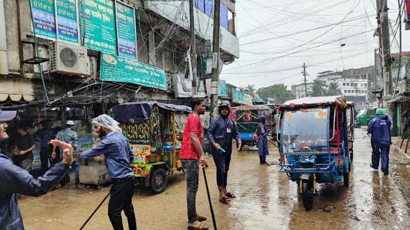 বৃষ্টি উপেক্ষা করে মহাসড়ক পরিষ্কার ও ট্রাফিকের দায়িত্ব পালন করছেন শিক্ষার্থীরা বৃষ্টি উপেক্ষা করে মহাসড়ক পরিষ্কার ও ট্রাফিকের দায়িত্ব পালন করছেন শিক্ষার্থীরা
