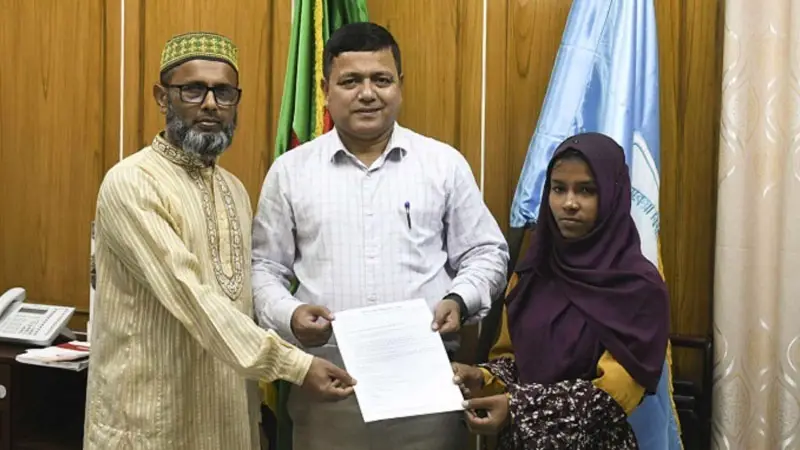 চাকরি পেলেন ‘শহীদ আবু সাঈদের’ বোন চাকরি পেলেন ‘শহীদ আবু সাঈদের’ বোন