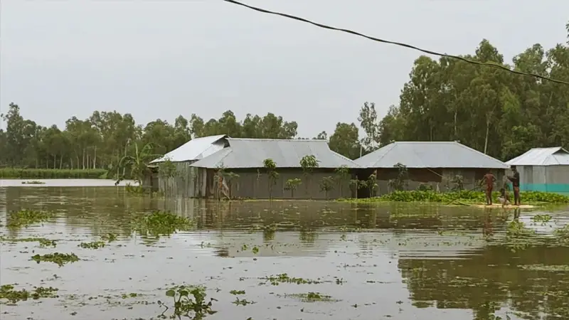 পানি বাড়ছেই, ডুবে যাচ্ছে বাড়িঘর পানি বাড়ছেই, ডুবে যাচ্ছে বাড়িঘর