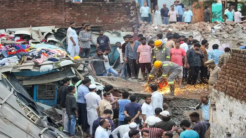 ভারতে বহুতল ভবন ধসে ৯ জনের মৃত্যু 