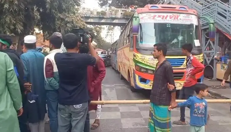 এবার বাঁশ দিয়ে রাস্তা আটকে দিলেন তিতুমীরের শিক্ষার্থীরা এবার বাঁশ দিয়ে রাস্তা আটকে দিলেন তিতুমীরের শিক্ষার্থীরা