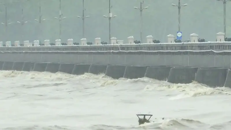 খুলে দেয়া হলো তিস্তার ৪৪ জলকপাট, নদীপাড়ে আতঙ্ক খুলে দেয়া হলো তিস্তার ৪৪ জলকপাট, নদীপাড়ে আতঙ্ক