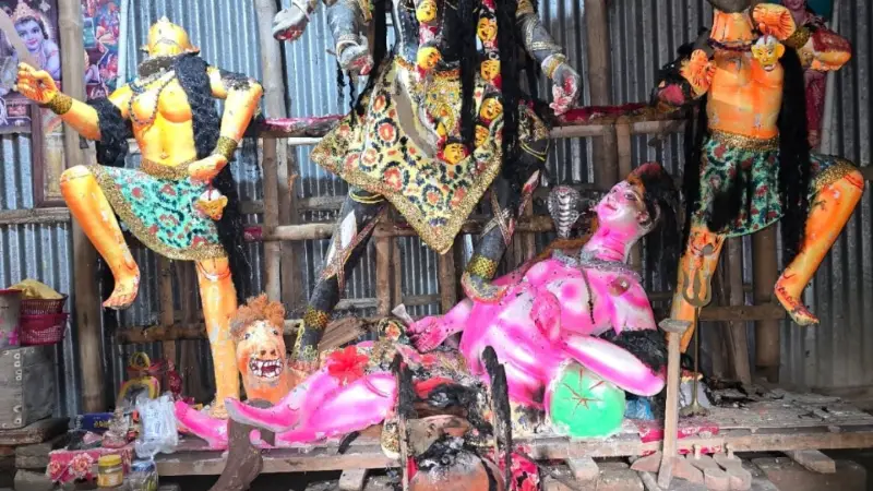 নেত্রকোনায় কালী মন্দিরে মূর্তি ভাংচুর নেত্রকোনায় কালী মন্দিরে মূর্তি ভাংচুর