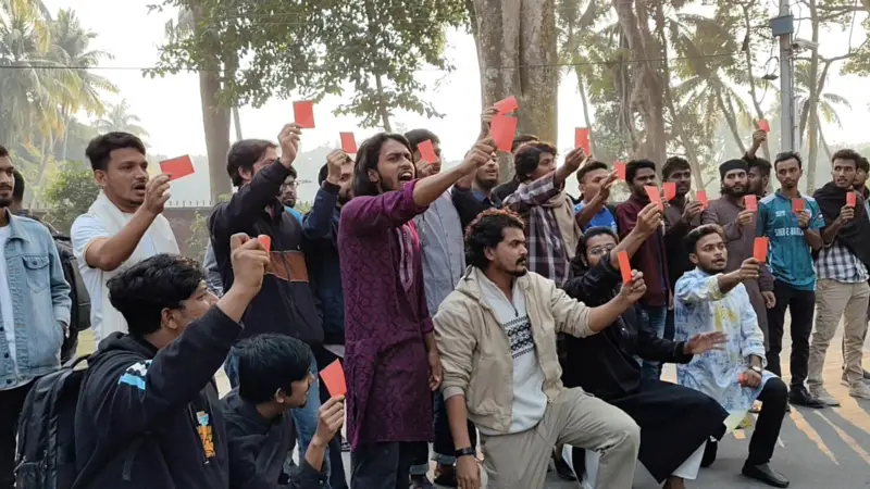 রাবিতে পোষ্য কোটা বাতিলের দাবিতে লাল কার্ড প্রদর্শন