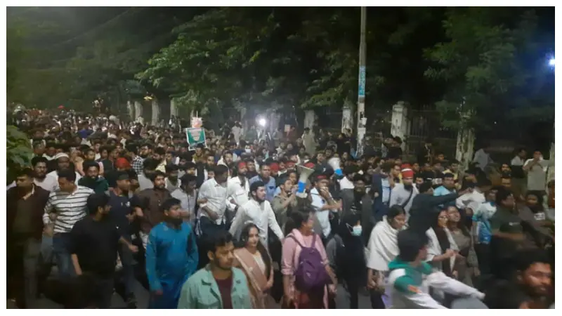 হাইকমিশনে হামলার প্রতিবাদে জগন্নাথ হলের শিক্ষার্থীদের বিক্ষোভ মিছিল হাইকমিশনে হামলার প্রতিবাদে জগন্নাথ হলের শিক্ষার্থীদের বিক্ষোভ মিছিল