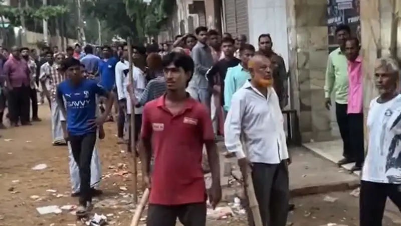 ‘তুফান’ সিনেমা ঘিরে মধুমিতা হলে দর্শকদের ওপর হামলা ‘তুফান’ সিনেমা ঘিরে মধুমিতা হলে দর্শকদের ওপর হামলা