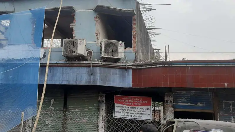 আওয়ামী লীগের কার্যালয় ভেঙে ফেলা হলো! আওয়ামী লীগের কার্যালয় ভেঙে ফেলা হলো!