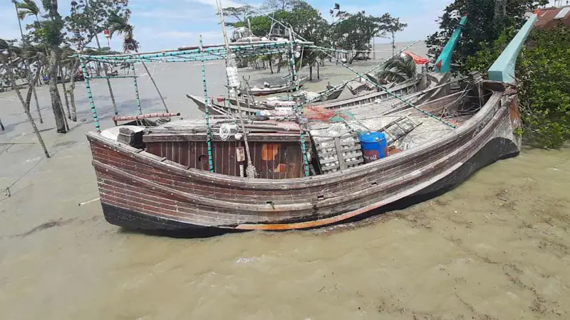 ভোলার চরফ্যাশনের শিবচরে ১৩ জেলেসহ ট্রলার ডুবি ভোলার চরফ্যাশনের শিবচরে ১৩ জেলেসহ ট্রলার ডুবি