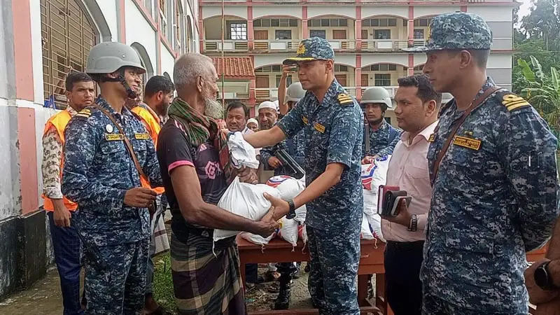 ভোলায় নৌবাহিনীর পক্ষ থেকে ত্রাণ সামগ্রী বিতরণ ভোলায় নৌবাহিনীর পক্ষ থেকে ত্রাণ সামগ্রী বিতরণ
