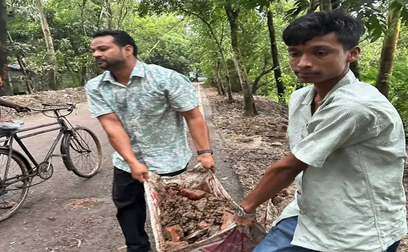 ভেঙ্গে পড়া সড়ক সংস্কার করলেন কৃষকদল নেতা আশরাফ উদ্দিন ভেঙ্গে পড়া সড়ক সংস্কার করলেন কৃষকদল নেতা আশরাফ উদ্দিন