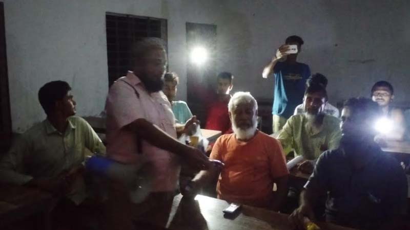 কলাপাড়ায় আশ্রয়কেন্দ্রে যেতে শুরু করেছে মানুষ 