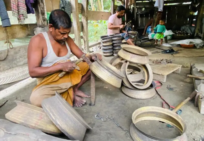 বিলুপ্তির পথে ঐতিহ্যবাহী কাঁসা-পিতল শিল্প বিলুপ্তির পথে ঐতিহ্যবাহী কাঁসা-পিতল শিল্প