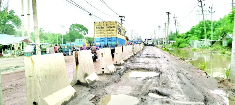 খানাখন্দে ভরা সড়কে ঝুঁকি নিয়ে চলাচল খানাখন্দে ভরা সড়কে ঝুঁকি নিয়ে চলাচল