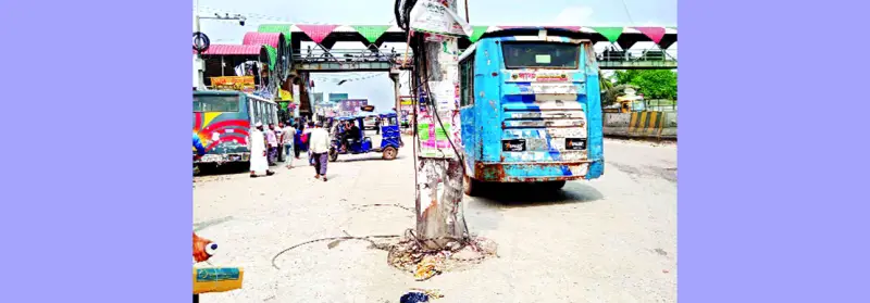 মহাসড়কে হাইভোল্টের বৈদ্যুতিক খুঁটি মহাসড়কে হাইভোল্টের বৈদ্যুতিক খুঁটি