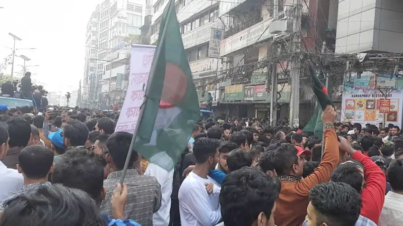 বিএনপি কার্যালয়ের সামনে নেতাকর্মীদের ঢল