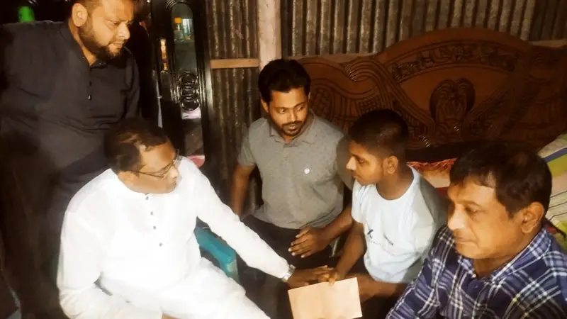 ধামরাইয়ে বৈষম্যবিরোধী আন্দোলনে আহতদের চিকিৎসার দায়িত্ব নিলেন অভি ধামরাইয়ে বৈষম্যবিরোধী আন্দোলনে আহতদের চিকিৎসার দায়িত্ব নিলেন অভি