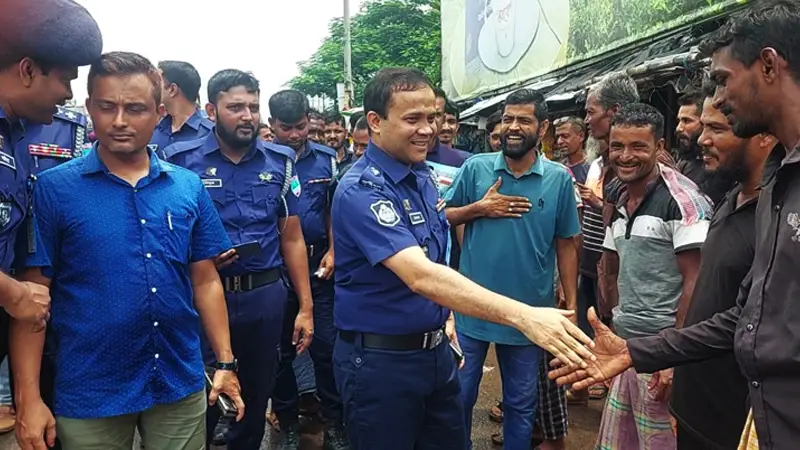 কাজে ফিরেছেন বাগেরহাটে থানা ও ট্রাফিক পুলিশ কাজে ফিরেছেন বাগেরহাটে থানা ও ট্রাফিক পুলিশ