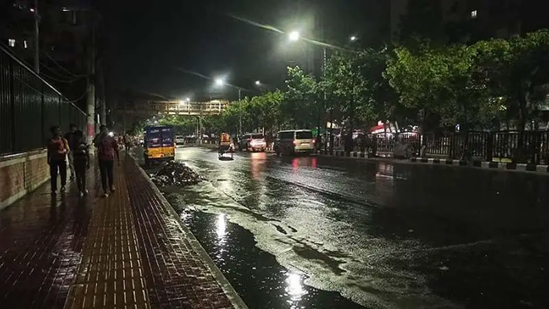 মধ্যরাতে বজ্রপাত-ঝড়ো বৃষ্টি, ঢাকায় বইছে হিমেল হাওয়া মধ্যরাতে বজ্রপাত-ঝড়ো বৃষ্টি, ঢাকায় বইছে হিমেল হাওয়া