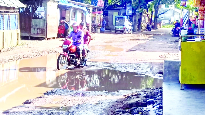 সংস্কারের অভাবে ঠাকুরগাঁও পৌরসভার সড়ক বেহাল সংস্কারের অভাবে ঠাকুরগাঁও পৌরসভার সড়ক বেহাল