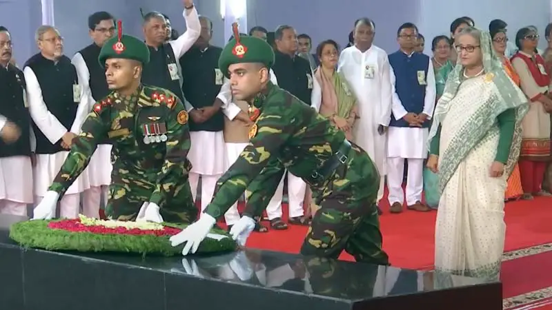 আওয়ামী লীগের প্লাটিনাম জয়ন্তীতে বঙ্গবন্ধুর প্রতিকৃতিতে শ্রদ্ধা আওয়ামী লীগের প্লাটিনাম জয়ন্তীতে বঙ্গবন্ধুর প্রতিকৃতিতে শ্রদ্ধা