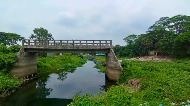 সেতু থাকলেও সড়ক নেই, ভোগান্তিতে ১০ গ্রামের মানুষ সেতু থাকলেও সড়ক নেই, ভোগান্তিতে ১০ গ্রামের মানুষ