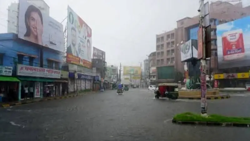 একদিকে বৃষ্টি, অন্যদিকে হাঁটুপানি—ভোগান্তিতে নগরবাসী একদিকে বৃষ্টি, অন্যদিকে হাঁটুপানি—ভোগান্তিতে নগরবাসী